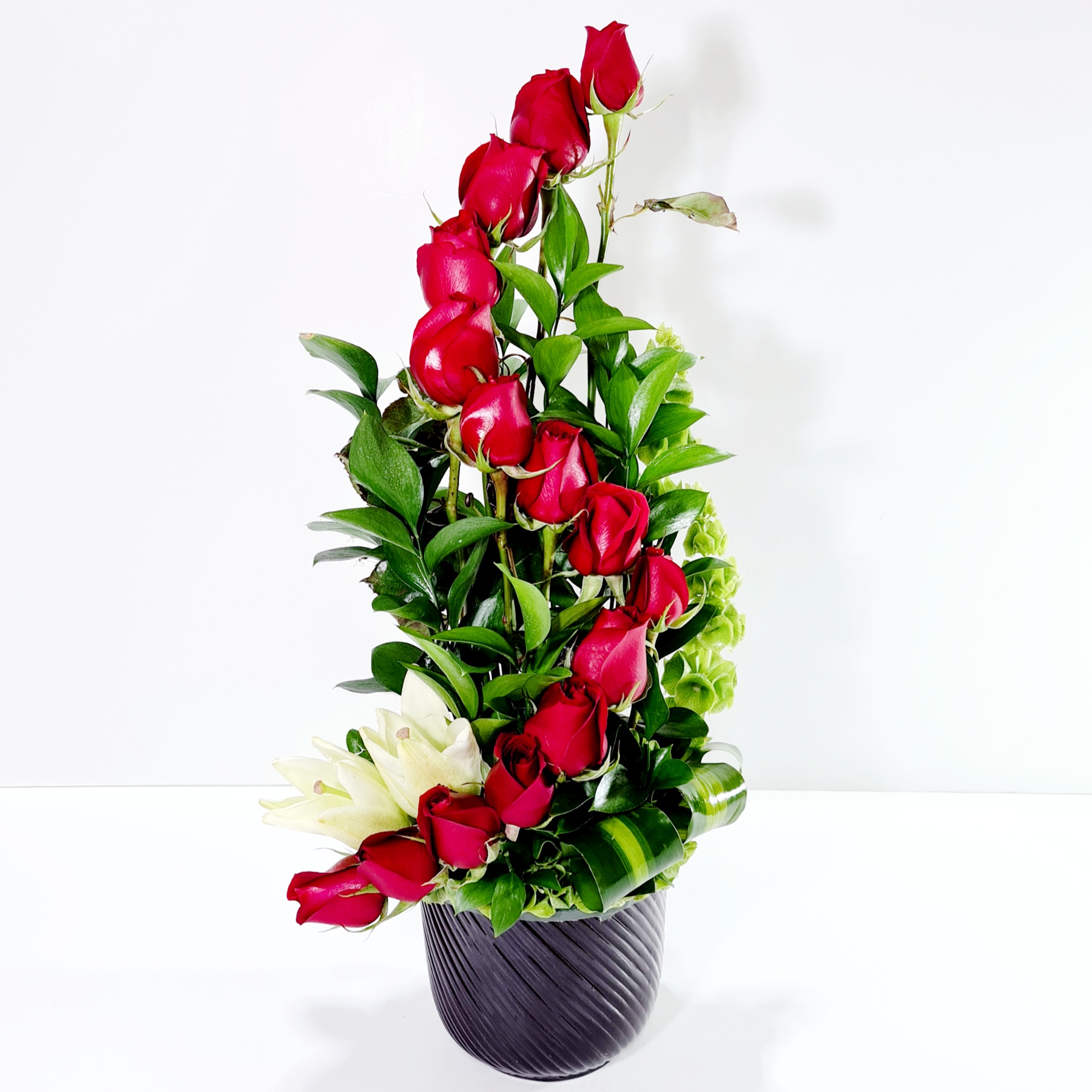 Arreglo con rosas y una flor blanca 12 piezas | Florería Liliana | Flores a  domicilio CDMX