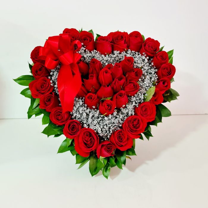 Arreglo floral de rosas rojas corazón