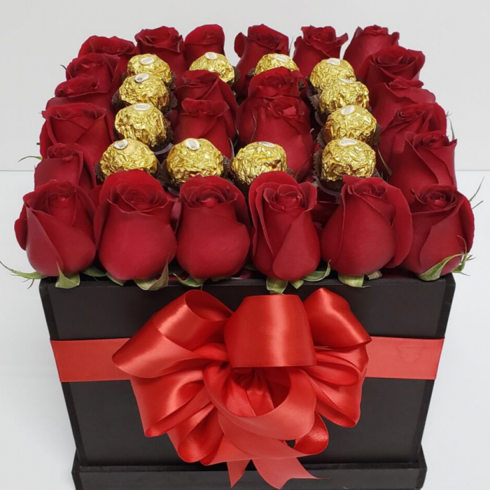 Caja de rosas rojas con chocolates 24 piezas