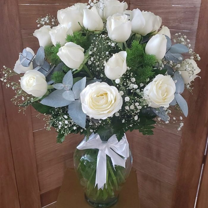 Ramo de rosas blancas en florero