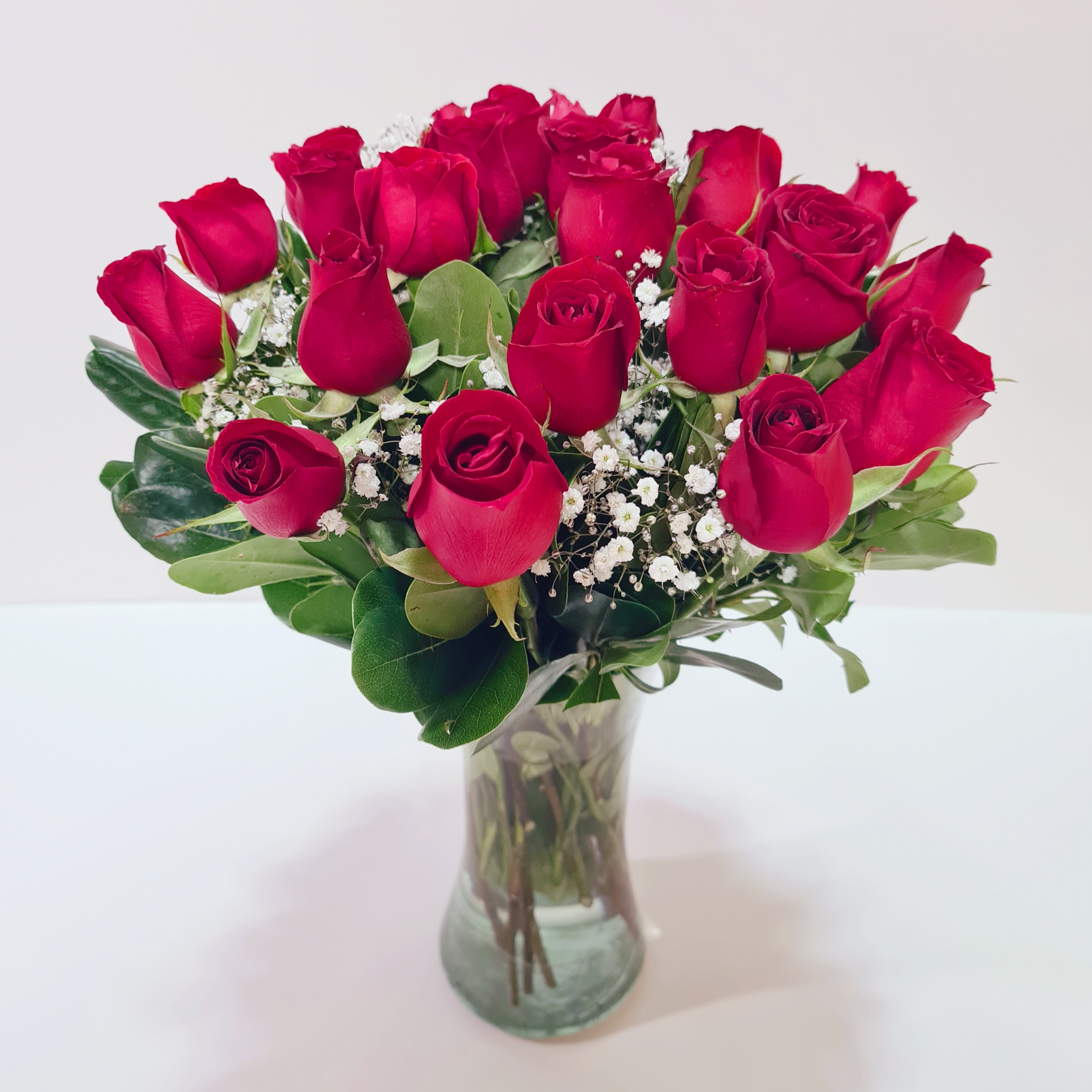 Arreglo floral con rosas rojas y nube | Florería Liliana | Flores a  domicilio CDMX