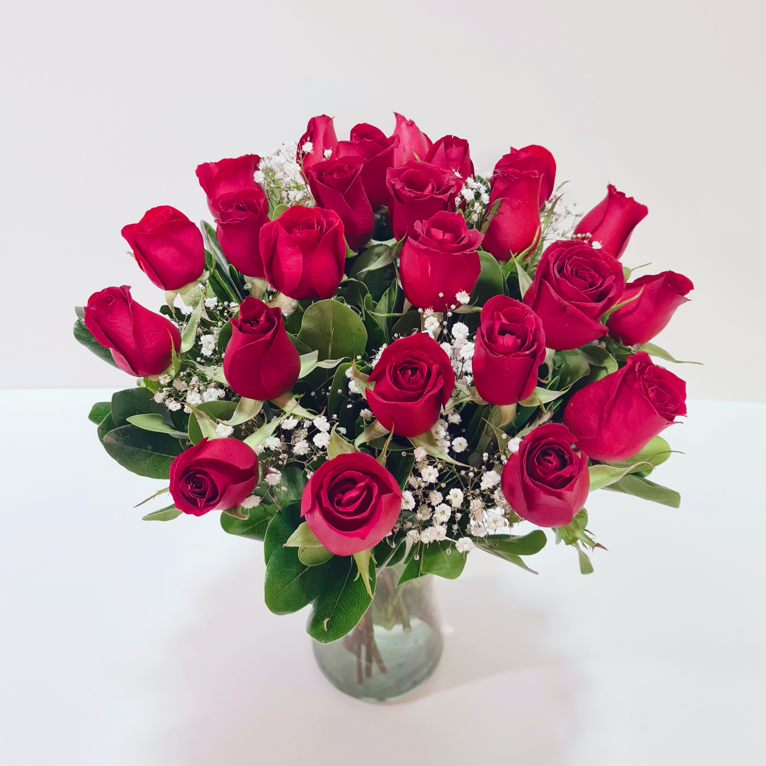 Arreglo floral con rosas rojas y nube | Florería Liliana | Flores a  domicilio CDMX