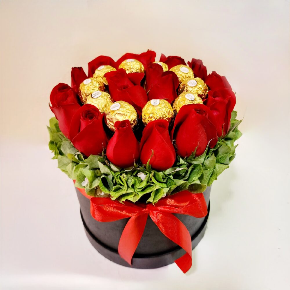 Caja con rosas y chocolates