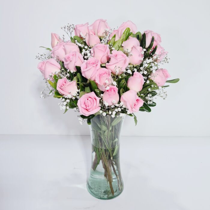 Arreglo con rosas rosadas en florero