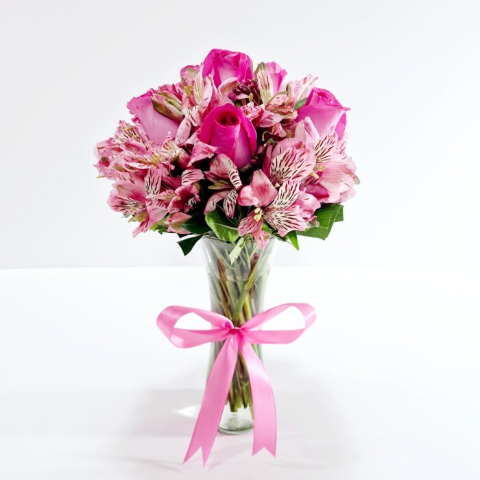 Arreglo con rosas y astromelias