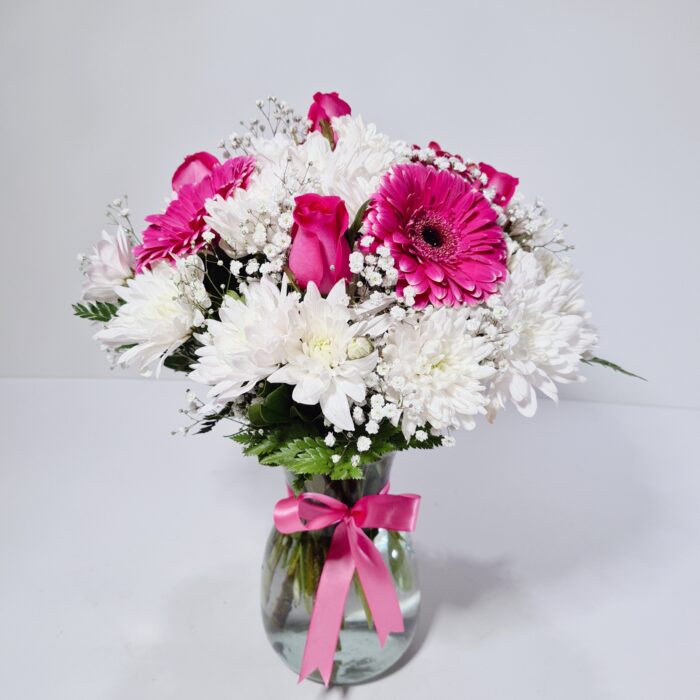 Arreglo de flores mixtas, rosas y margaritas